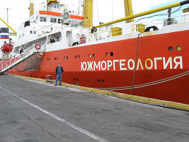Jon next to Yuzhmo on land